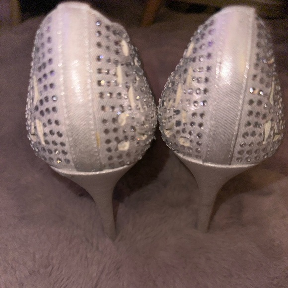 Betsey Johnson ELSA Silver Cutout pointed toe Heels 8 bride bridal wedding - Picture 12 of 15